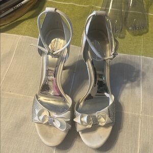 Elegant White Bow Gianni Bini ankle strap heels